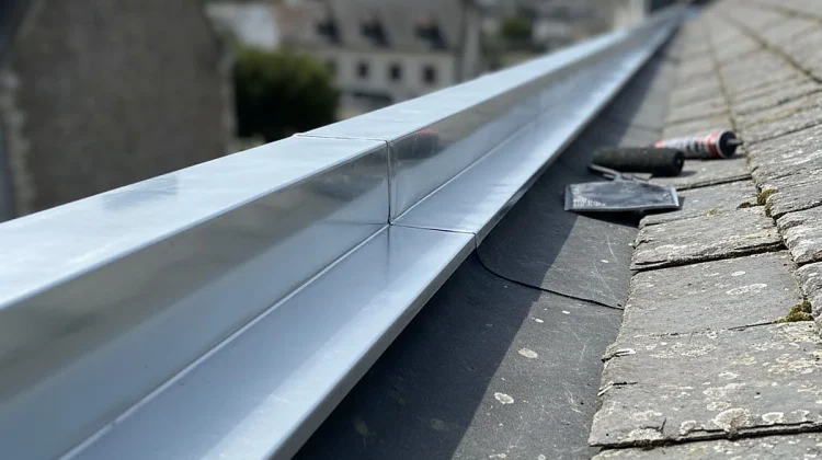 Nettoyage & Démoussage de Toiture – Avant Après -Étanchéité & Protection de Toiture – Finition Zinc - Couvreur Cherbourg_1200x900